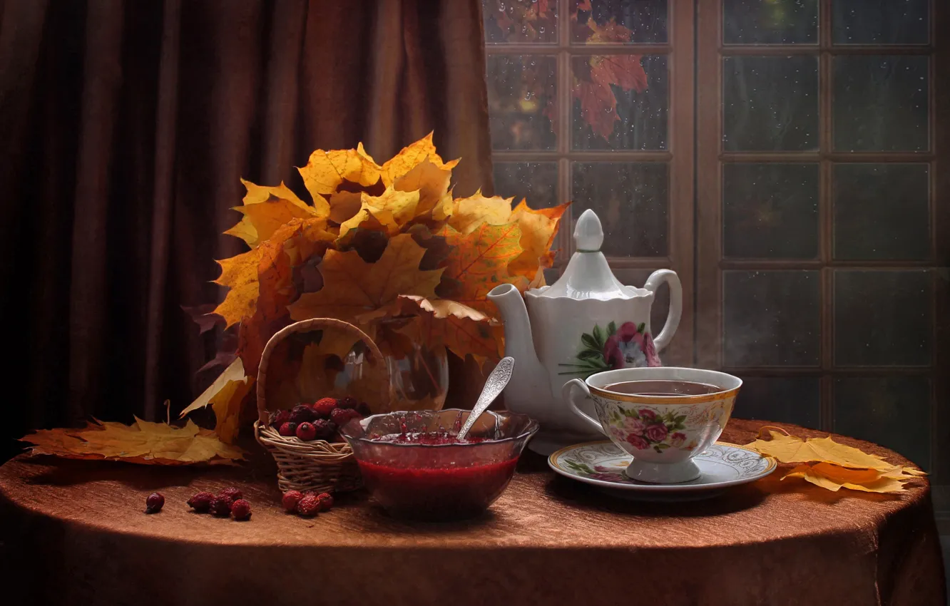 Фото обои листья, ягоды, стол, чайник, окно, чаепитие, чашка, посуда
