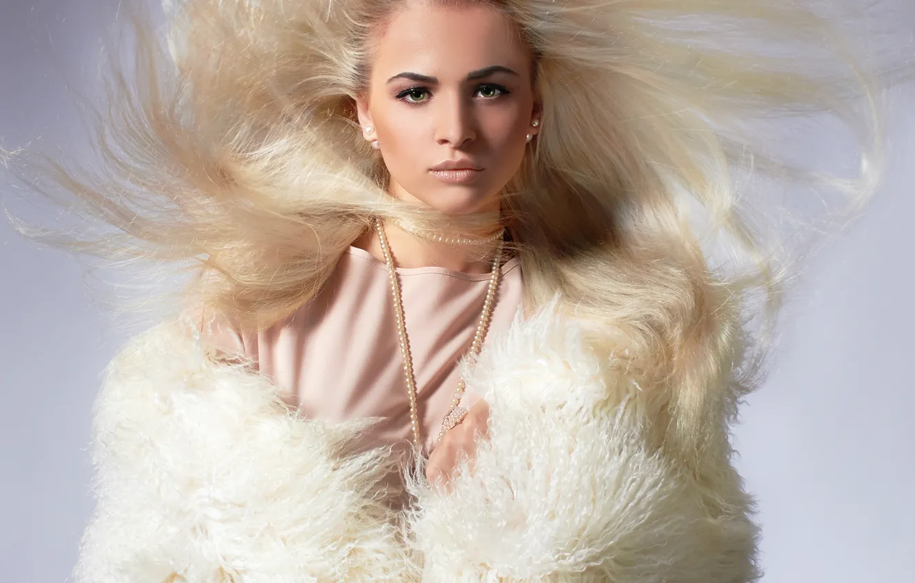 Фото обои взгляд, фон, модель, волосы, портрет, макияж, прическа, блондинка