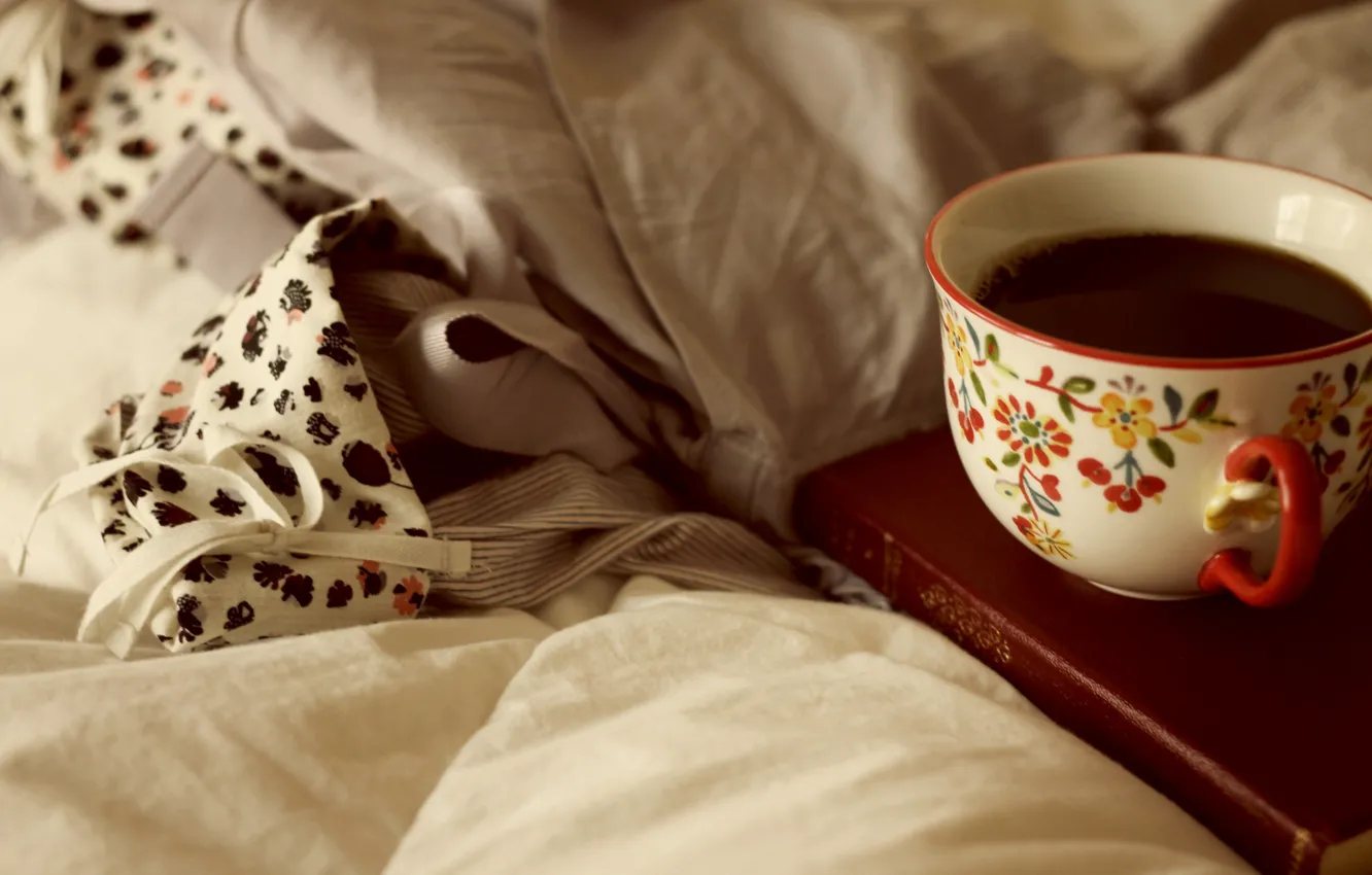 Фото обои обои, кофе, чашка, постель, книга