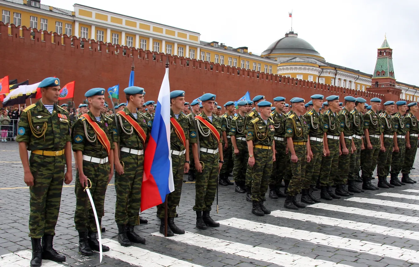 Фото обои флаг, солдаты, Россия, Красная площадь, гордость, ВДВ, десантники, голубые береты