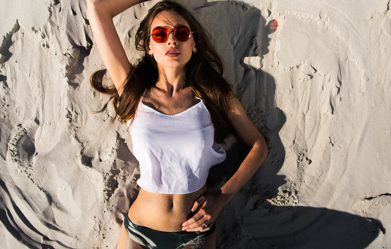 Фото обои red, white, beach, woman, lies, sunglasses