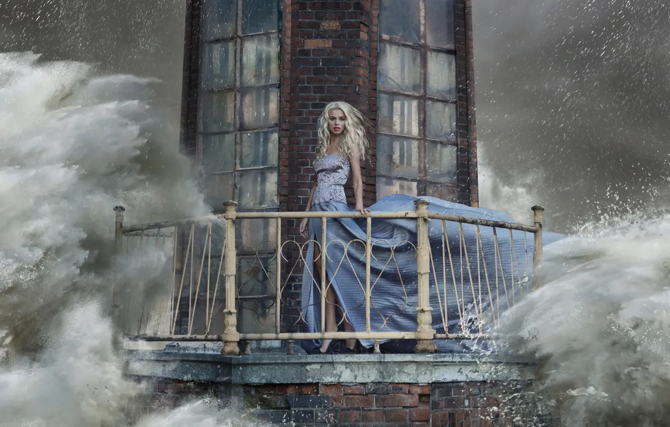 Фото обои волны, вода, девушка, брызги, шторм, маяк, платье, блондинка