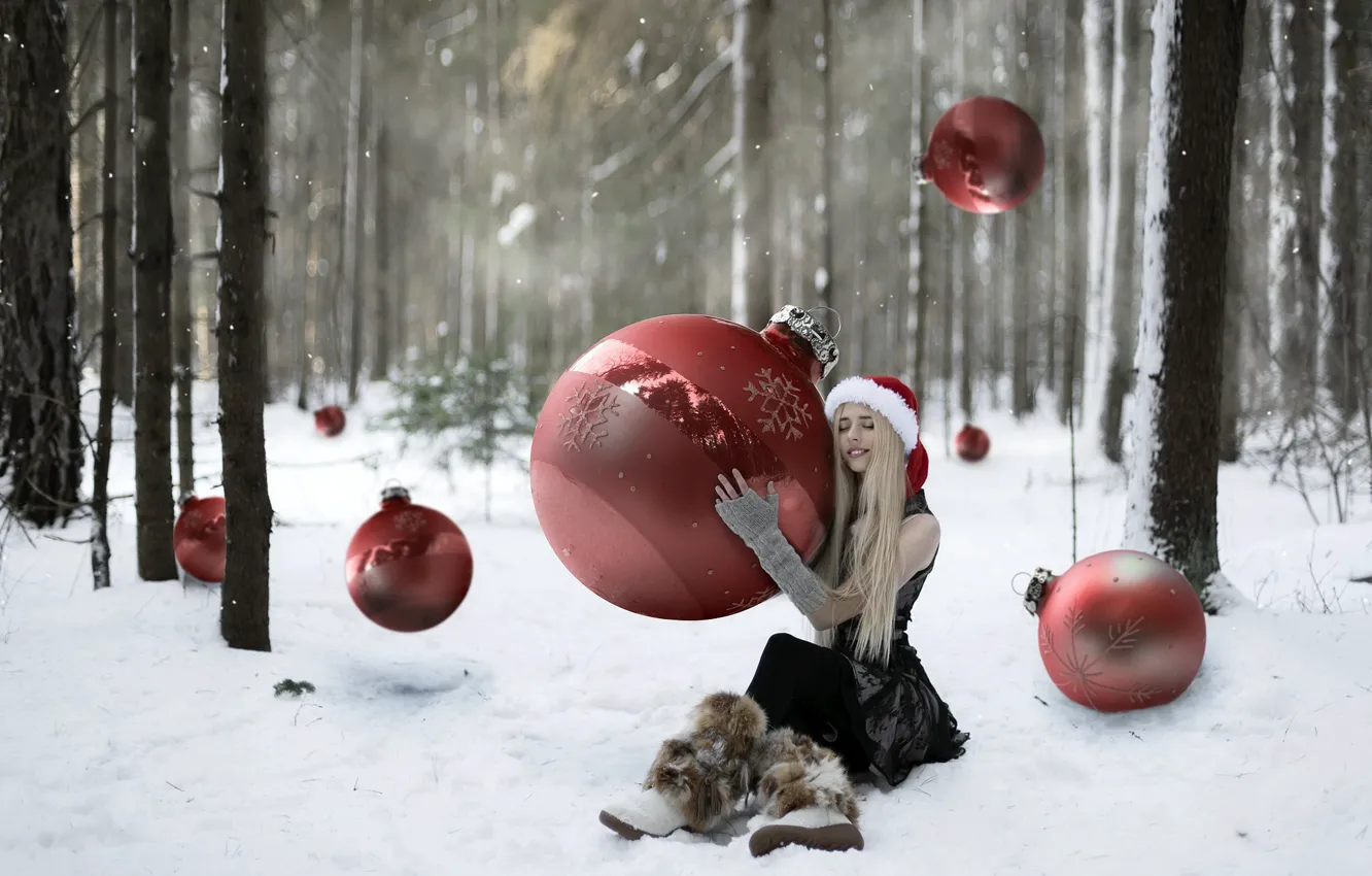 Фото обои лес, девушка, праздник, шары, игрушки