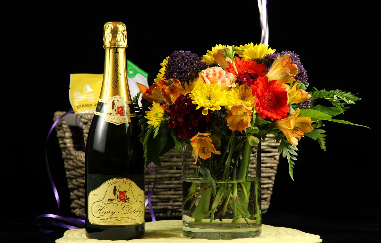 Фото обои бутылка, букет, ваза, черный фон, шампанское, корзинка, герберы, хризантемы
