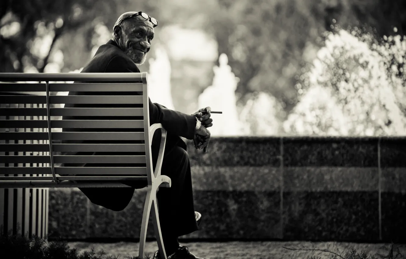 Фото обои скамейка, часы, очки, сигарета, мужчина, Charles Siritho