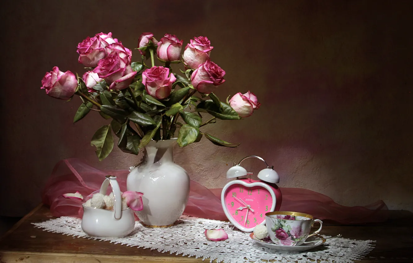 Фото обои цветы, стол, часы, розы, букет, лепестки, будильник, конфеты