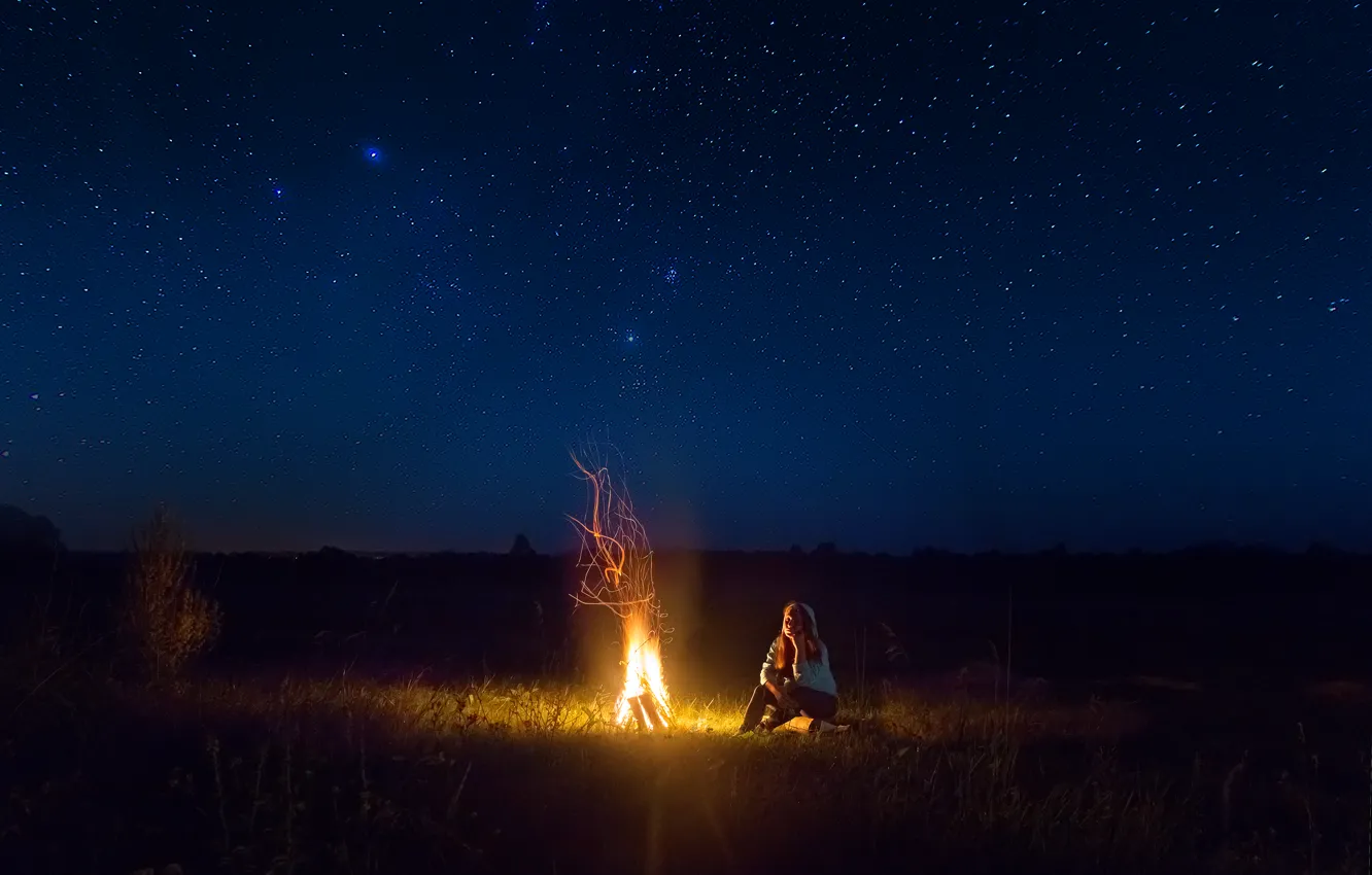 Фото обои девушка, ночь, костер, звездное небо