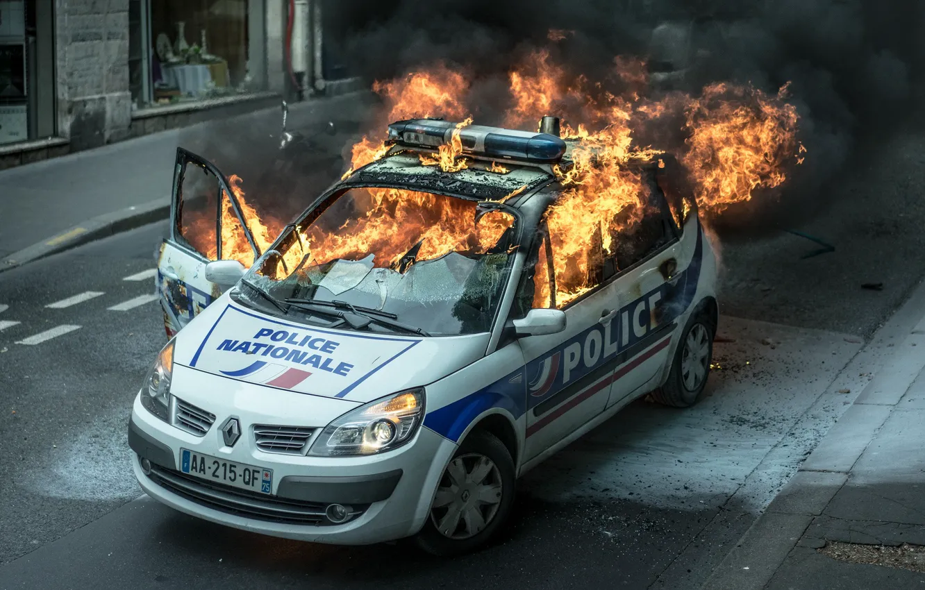 Фото обои огонь, пламя, улица, автомобиль, полицейский