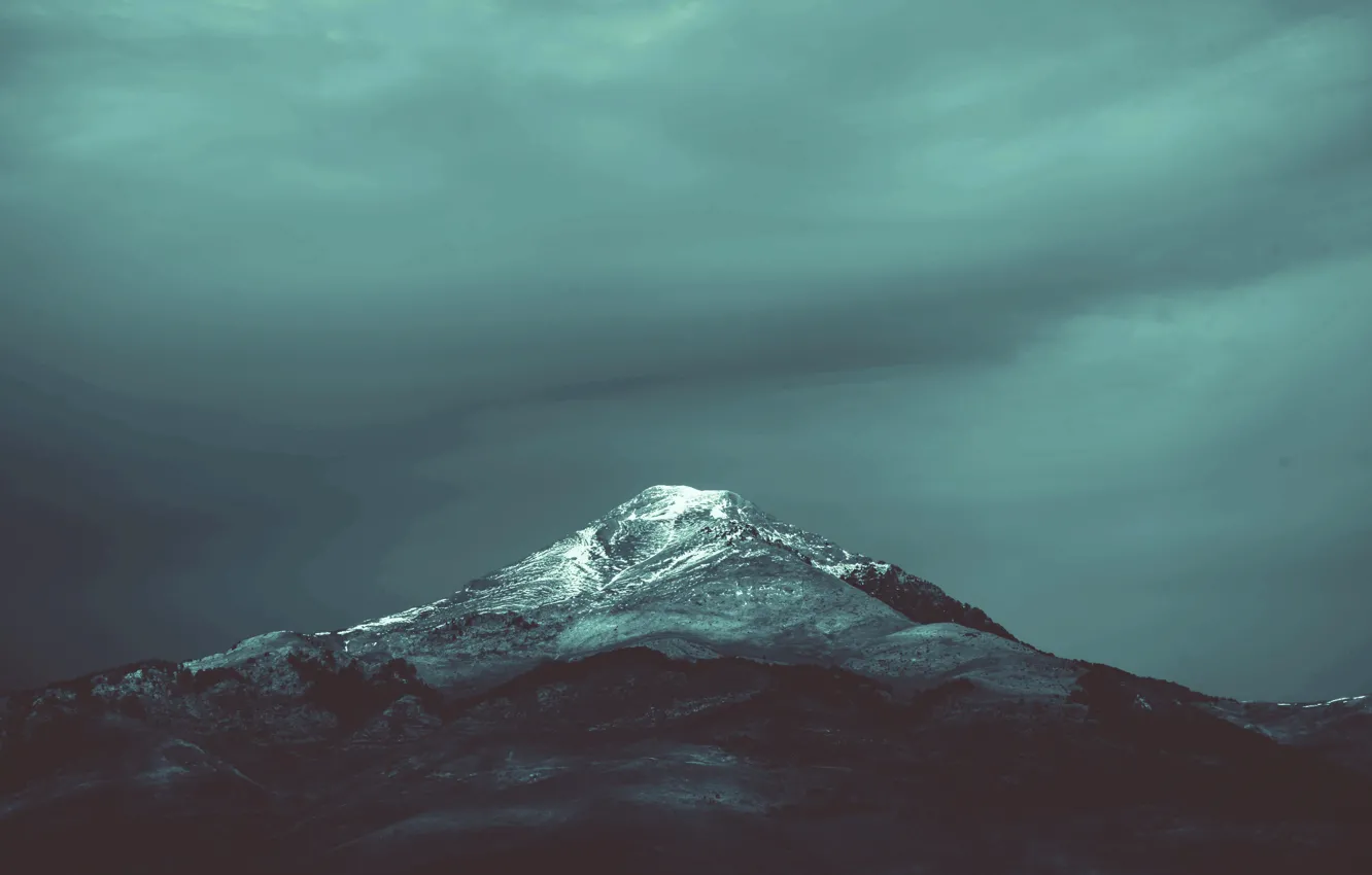 Фото обои гора, mountain, snow, красота природы, хмурое небо, снега, gloomy sky, the beauty of nature