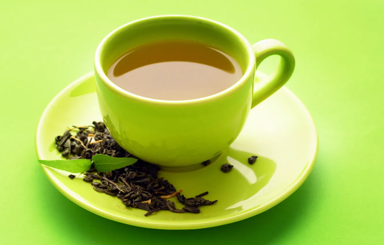 Фото обои макро, зеленый, чай, чашка, листик, блюдце, заварка