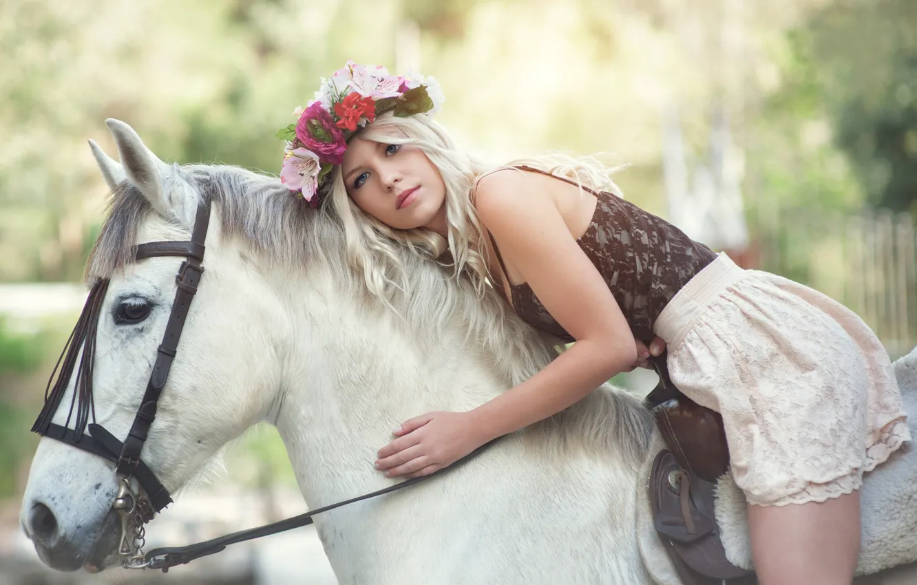 Фото обои девушка, конь, венок, Nelly Lehtinen, Nelly &ampamp; Horse