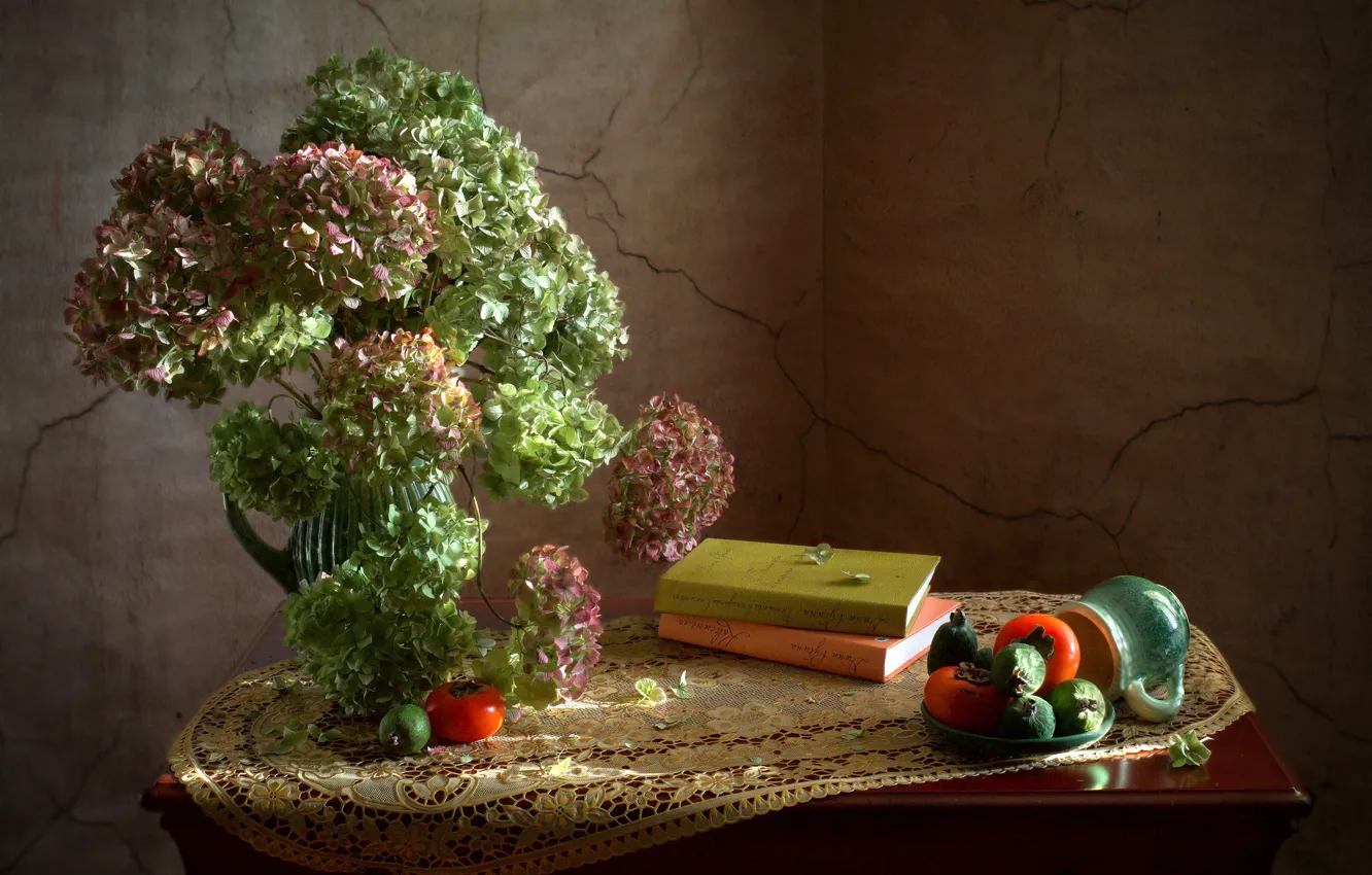 Фото обои цветы, книги, тарелка, кружка, кувшин, фрукты, натюрморт, помидоры