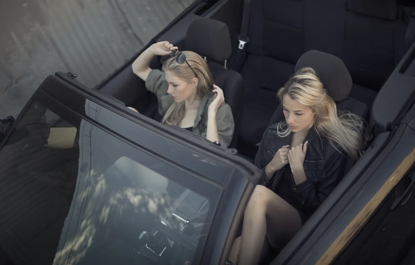 Фото обои машина, девушки, очки, куртка, блондинки, вид сверху