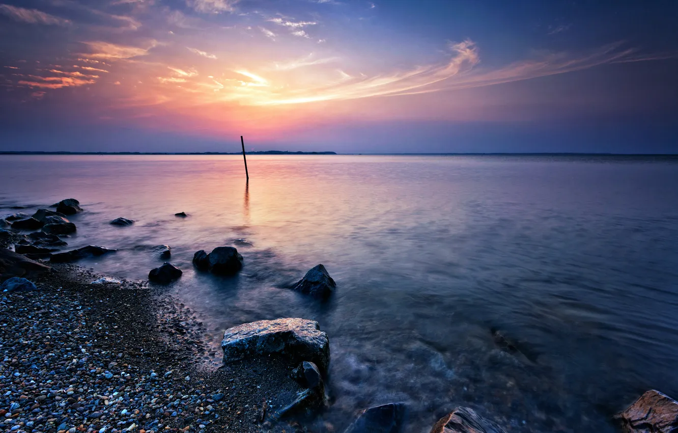 Фото обои закат, озеро, камни, берег, вечер, сумерки