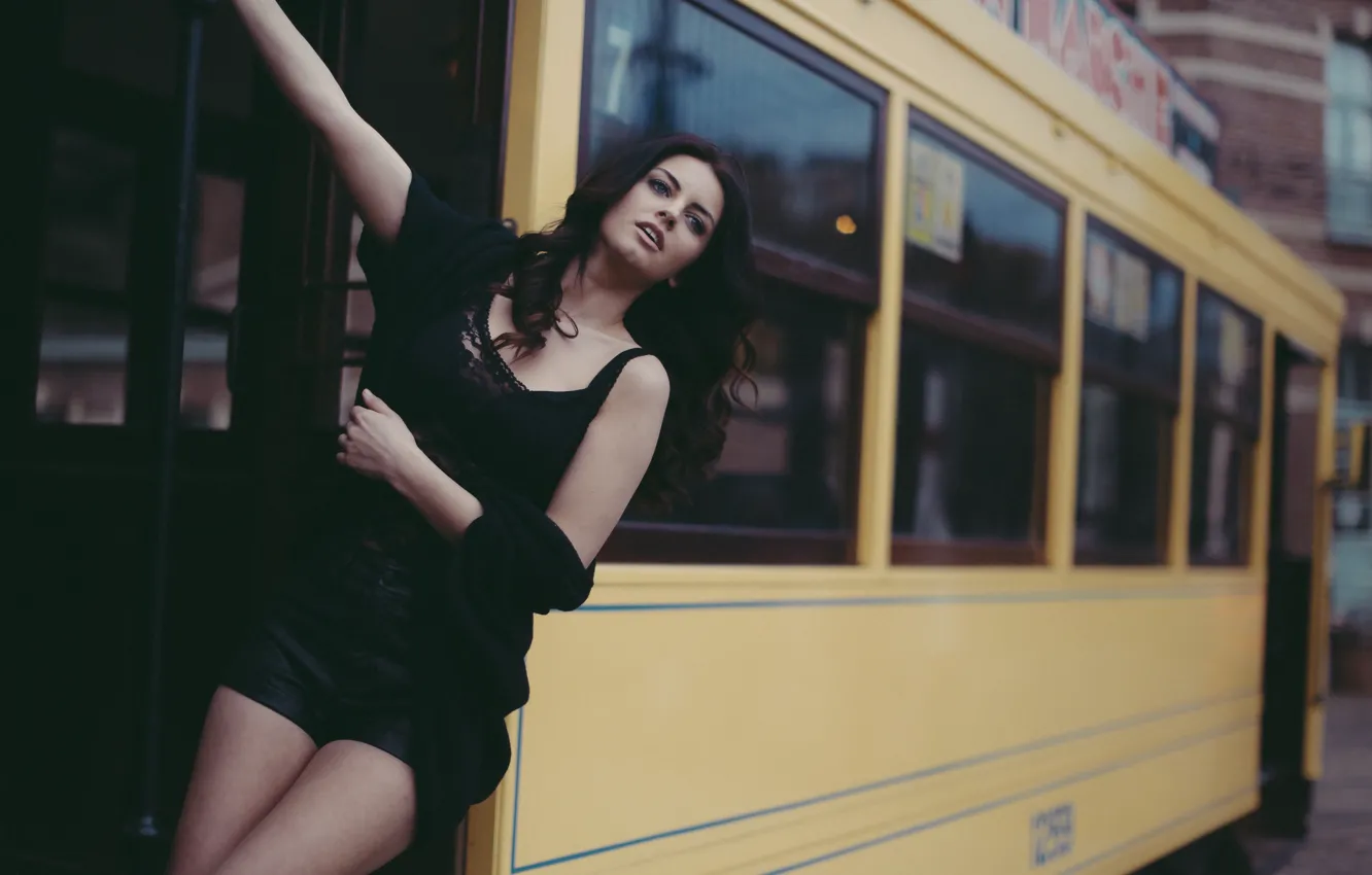 Фото обои Девушка, автобус, ножки