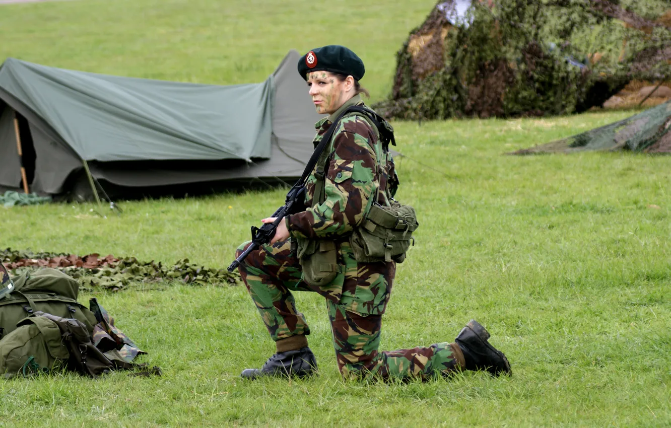 Фото обои трава, девушка, оружие, солдат, палатка, экипировка, униформа, лагерь