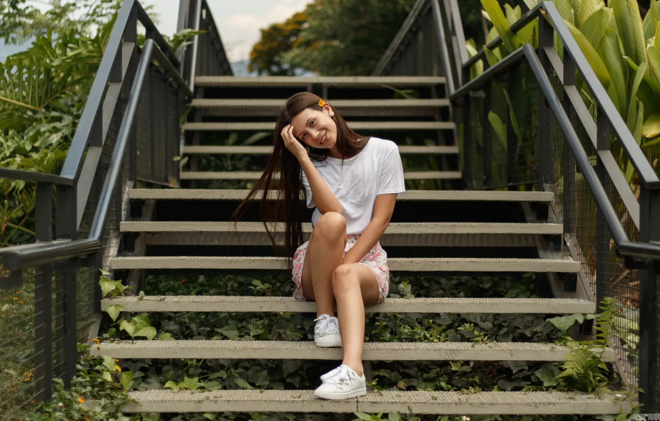 Фото обои long hair, legs, brown eyes, model, brunette, smiling, sitting, sneakers