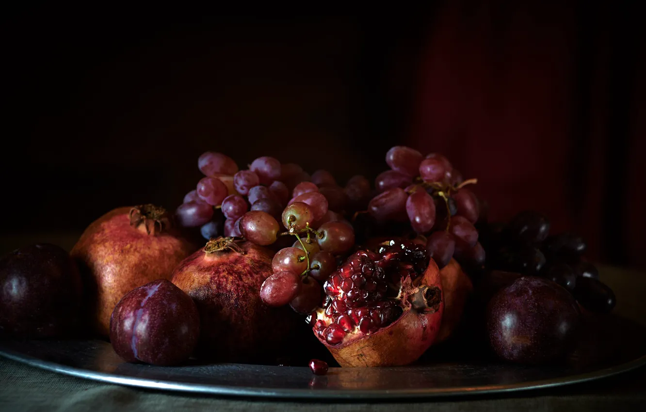 Фото обои свет, красный, темный фон, виноград, фрукты, натюрморт, сливы, гранаты