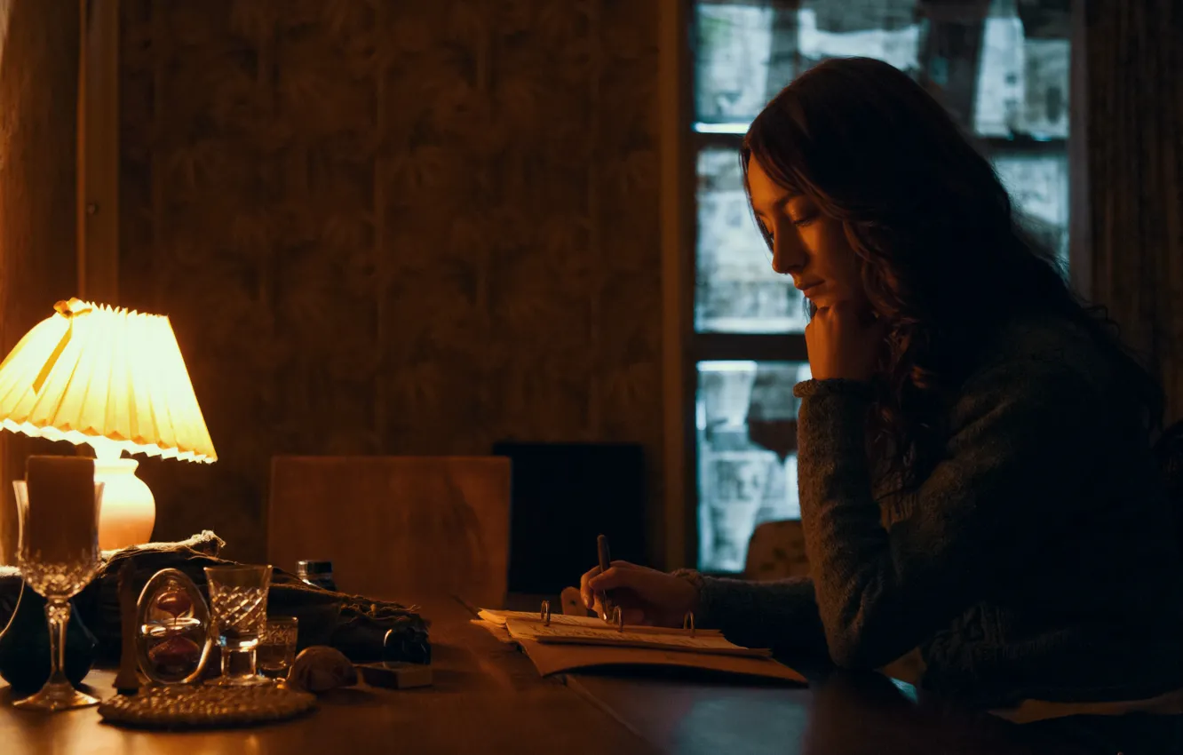 Фото обои стол, комната, лампа, актриса, вампир, рюмка, читает, Saoirse Ronan