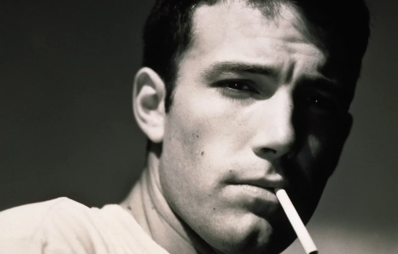 Фото обои взгляд, лицо, чёрно-белое, сигарета, актёр, Бен Аффлек, мужчена