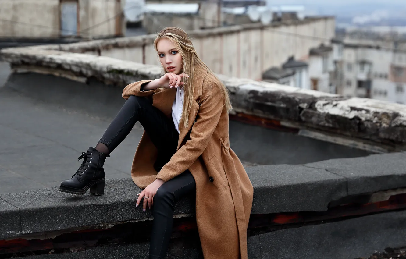Фото обои взгляд, девушка, поза, ботинки, пальто, на крыше, Денис Ланкин