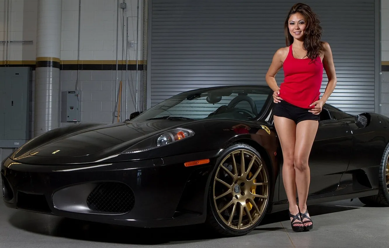 Фото обои взгляд, девушка, улыбка, Девушки, Ferrari, черный авто