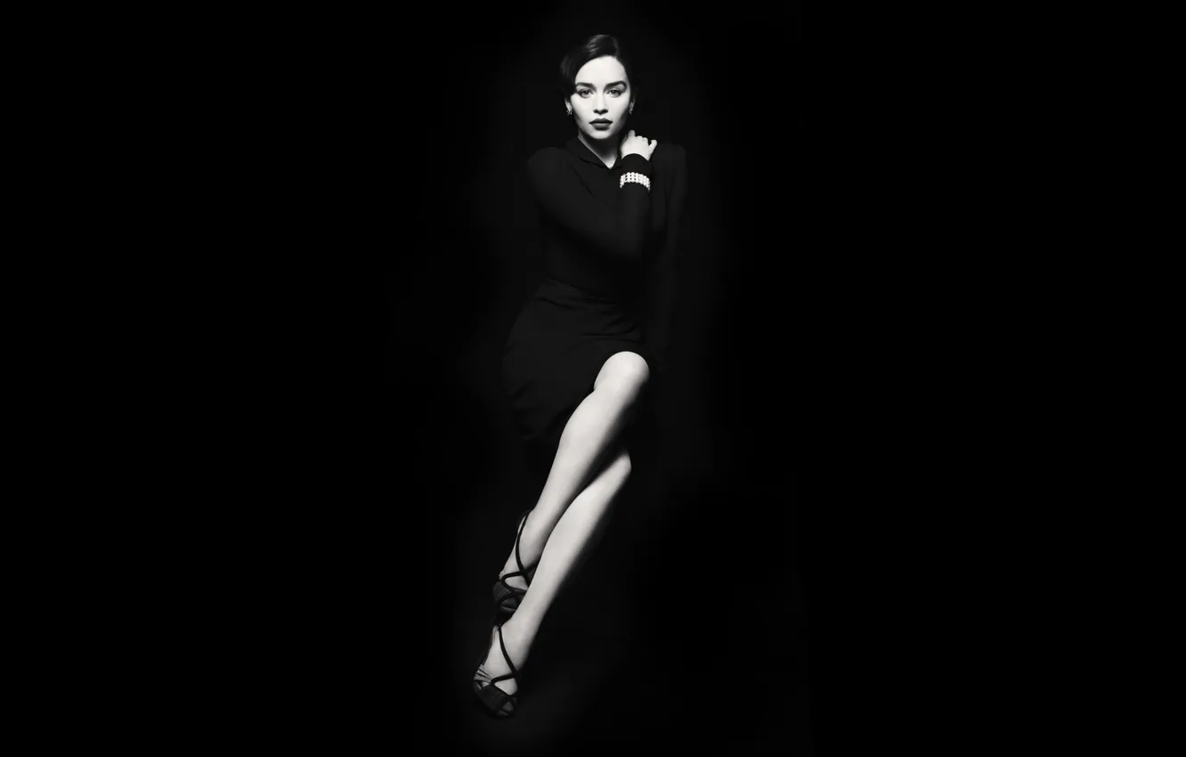 Фото обои девушка, лицо, актриса, ножки, полумрак, красотка, Кхалиси, Emilia Clarke