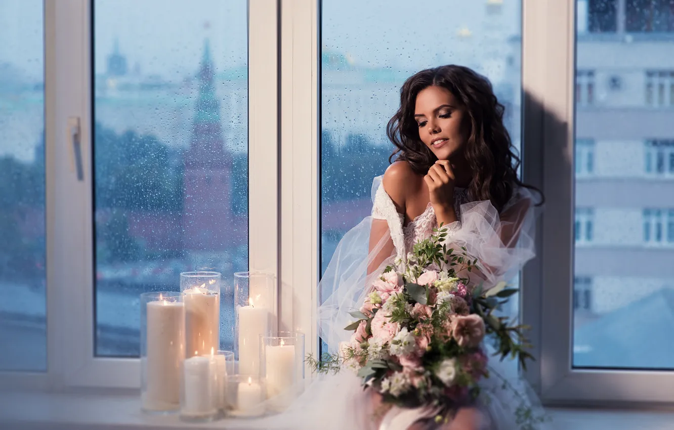 Фото обои девушка, цветы, поза, стиль, настроение, букет, свечи, окно