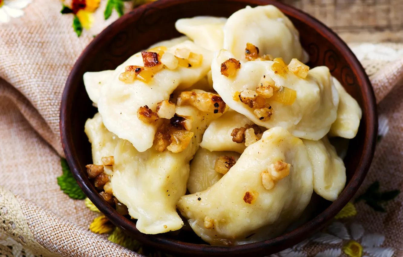 Фото обои лук, миска, вкуснятина, салфетка, пельмени, вареники, кушать подано, картофельные вареники с жареным луком и салом