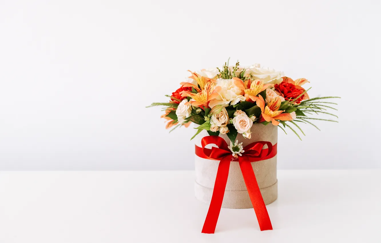 Фото обои цветы, коробка, подарок, букет, лента, красная