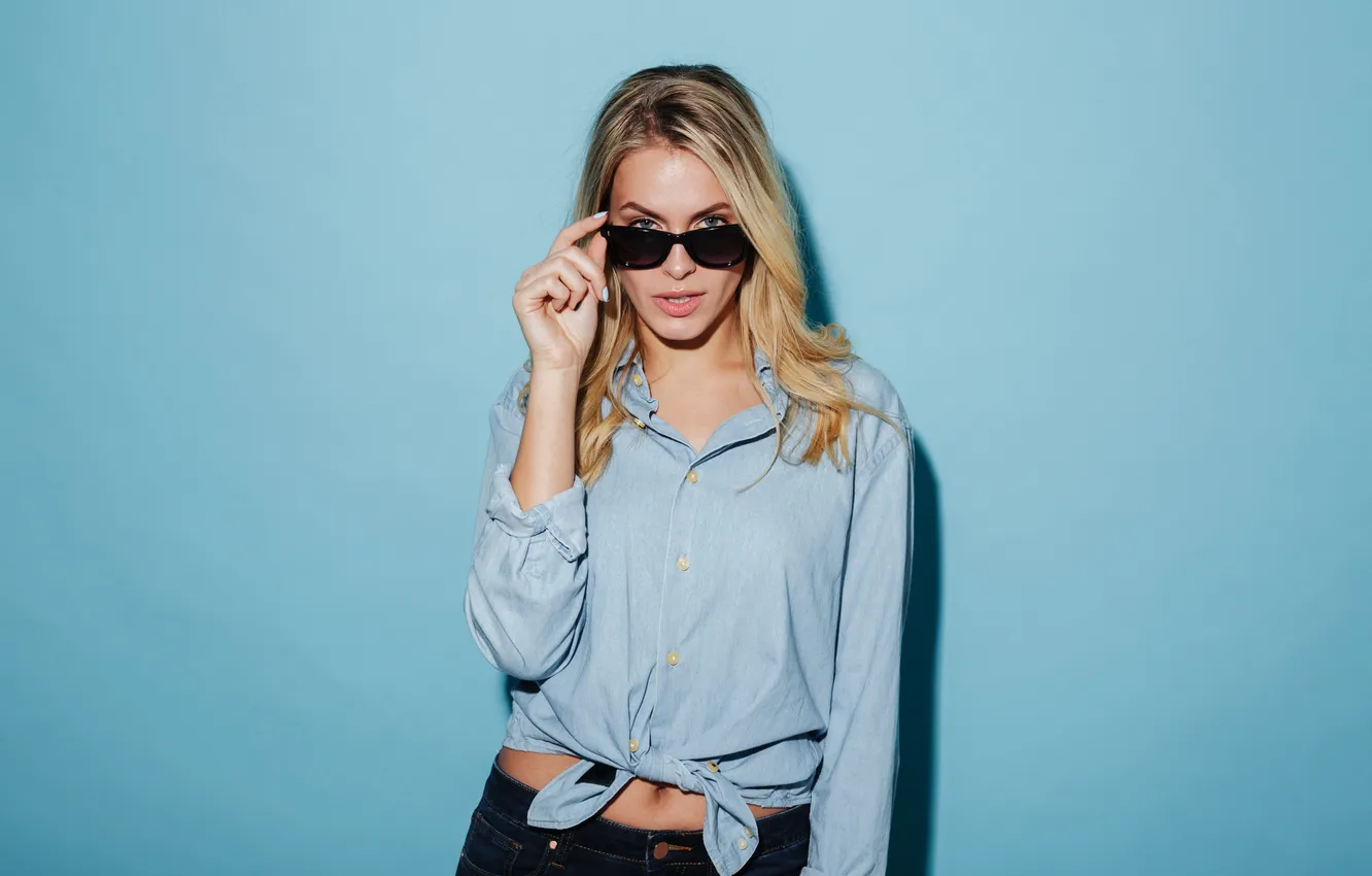 Фото обои woman, camera, blonde, cool, looking, shirt, sunglasses