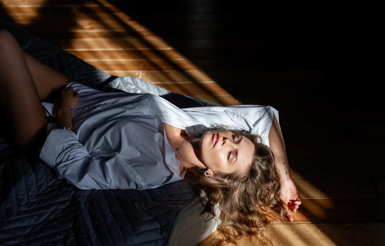 Фото обои поза, фотограф Галина Анферова, Полина Стрелец, рубашка, на полу, лицо, закрытые глаза, доски