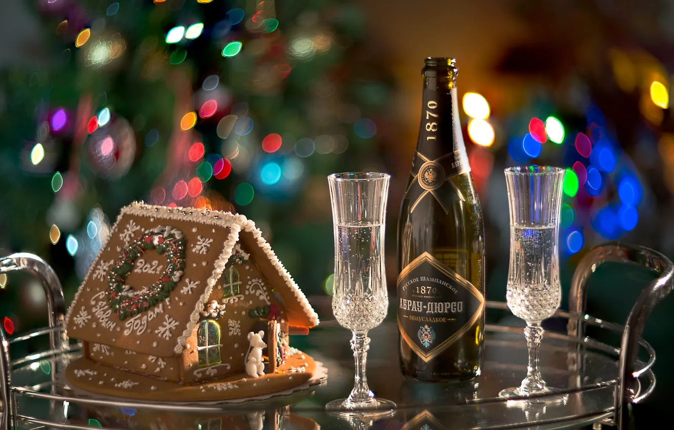 Фото обои праздник, бутылка, новый год, бокалы, шампанское, столик, боке, пряничный домик