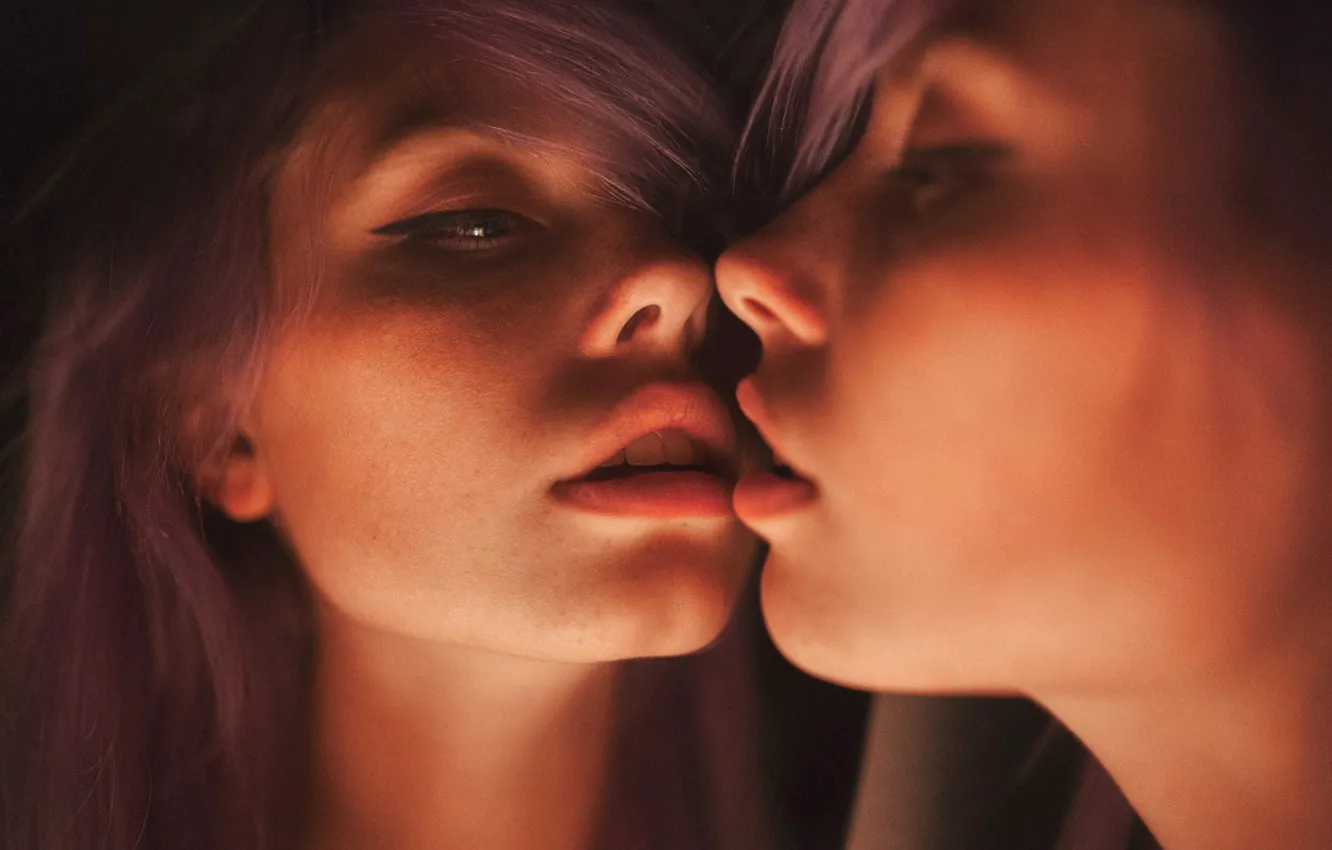 Фото обои девушка, лицо, отражение, волосы, зеркало, губы
