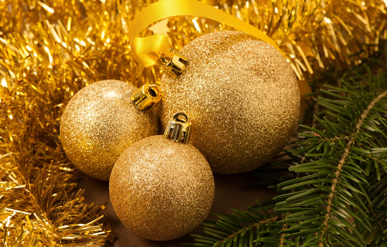 Фото обои дождик, шары, елка, ветка, Новый Год, Рождество, мишура, золотые