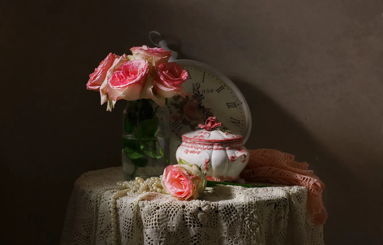 Фото обои цветы, стол, часы, розы, бусы, розовые, натюрморт, скатерть