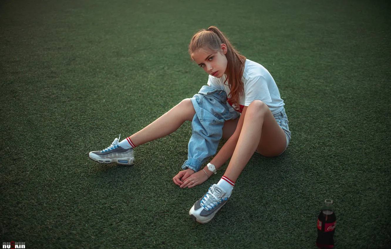 Фото обои шорты, Девушка, напиток, ножки, сидит, кроссовки, Саша Руских, Даша Кайсарова