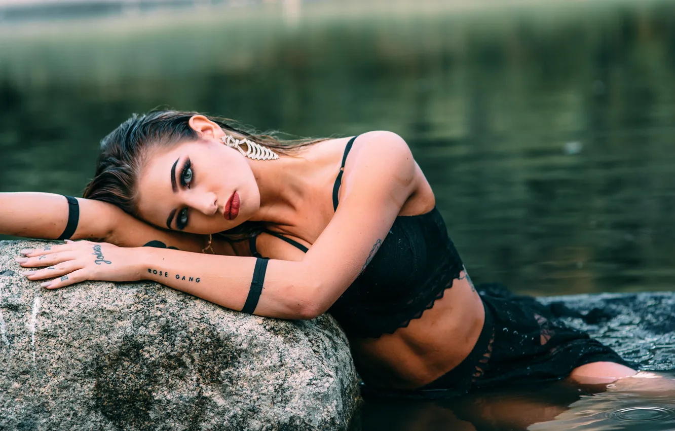 Фото обои rock, sexy girl, water, lake, tattoo, lips, beautiful girl, pose