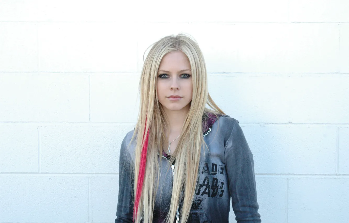 Фото обои Девушка, Avril Lavigne, смотрит в камеру, известная рок певица, стоит над белой стеной, полоска в …