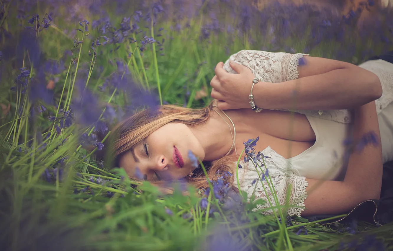 Фото обои лето, трава, девушка, украшения, природа, макияж, блузка, браслет