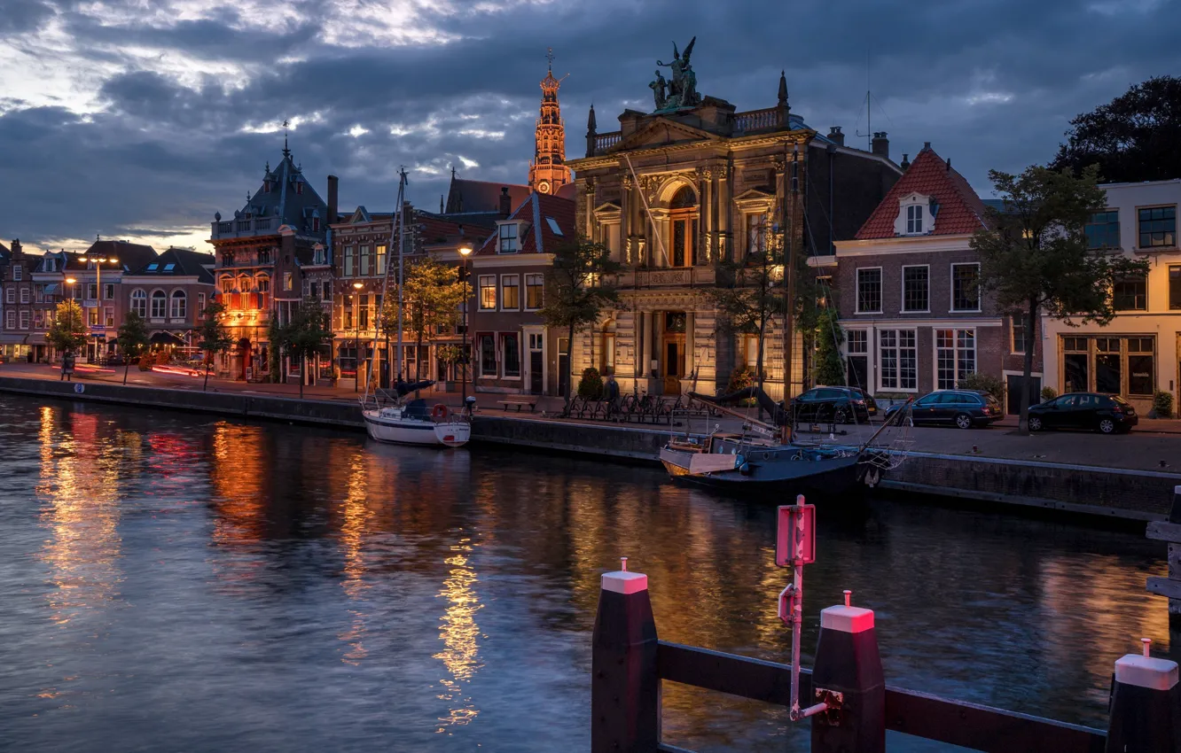 Фото обои город, река, здания, дома, лодки, вечер, освещение, Нидерланды