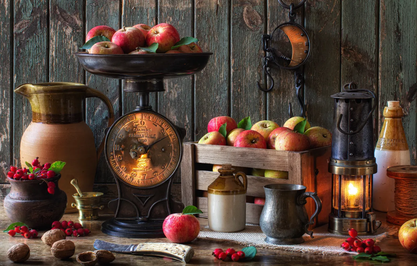 Фото обои стиль, ягоды, яблоки, лампа, кружка, кувшин, натюрморт, ящик