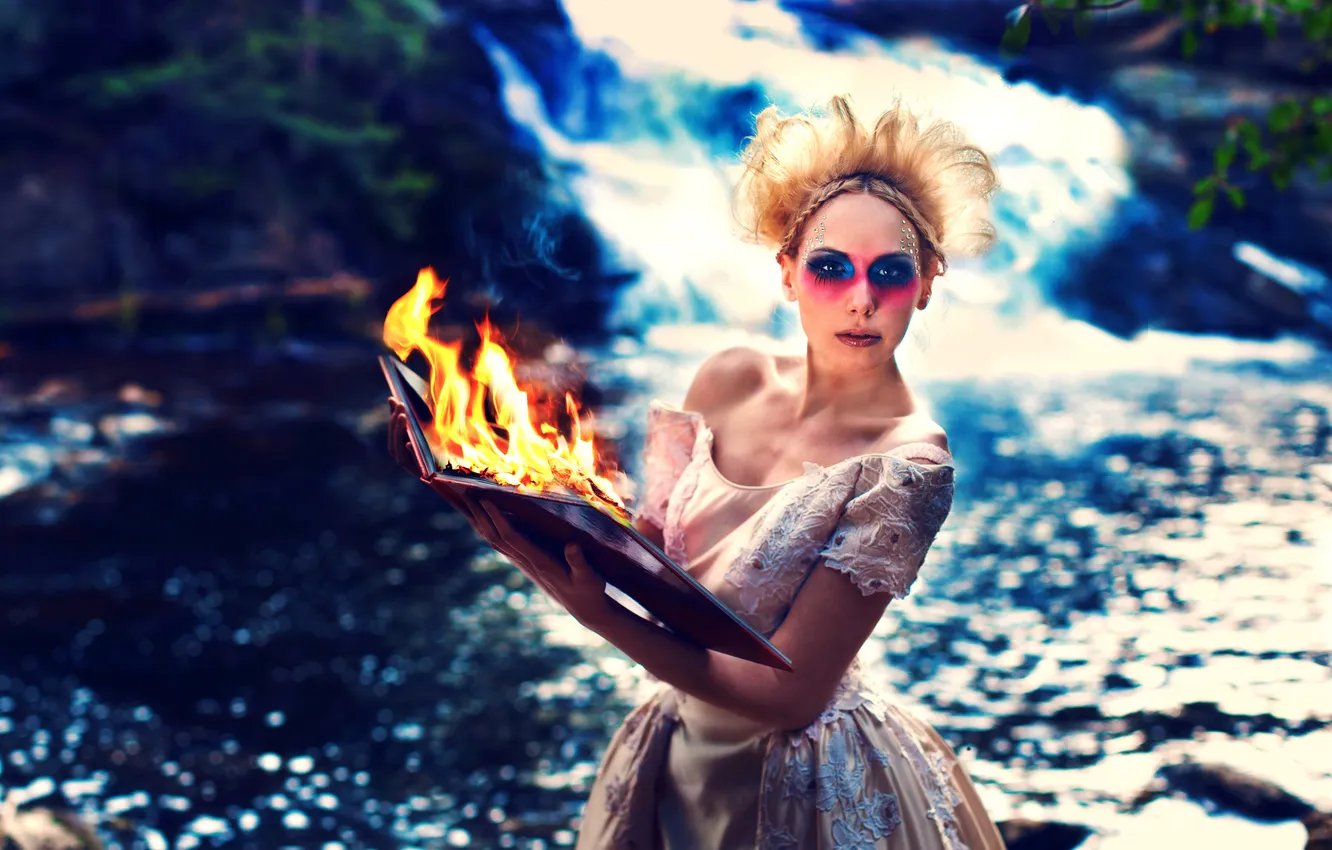 Фото обои взгляд, девушка, огонь, блондинка, книга