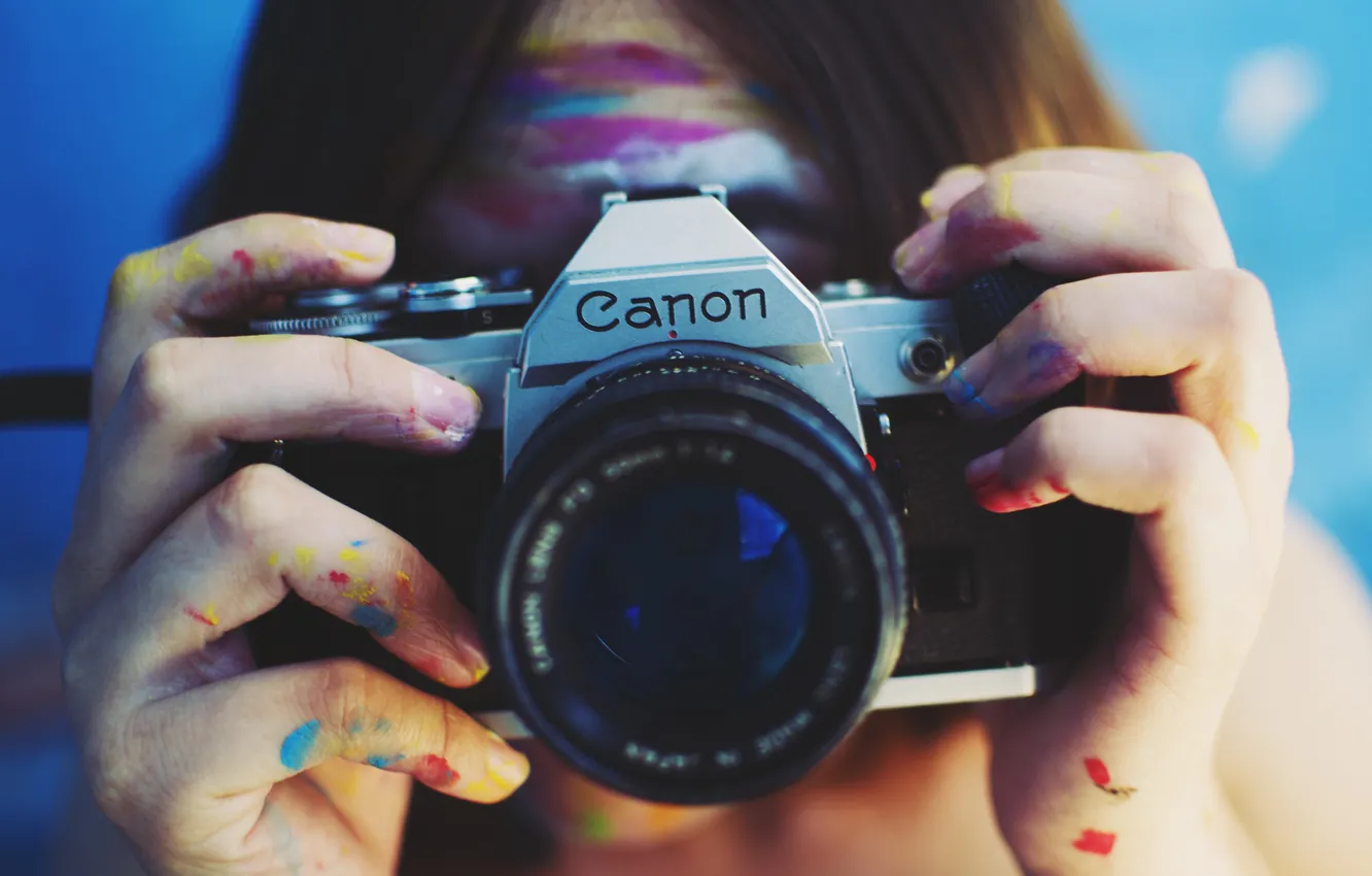 Фото обои краски, камера, руки, фотоаппарат, пальцы, canon