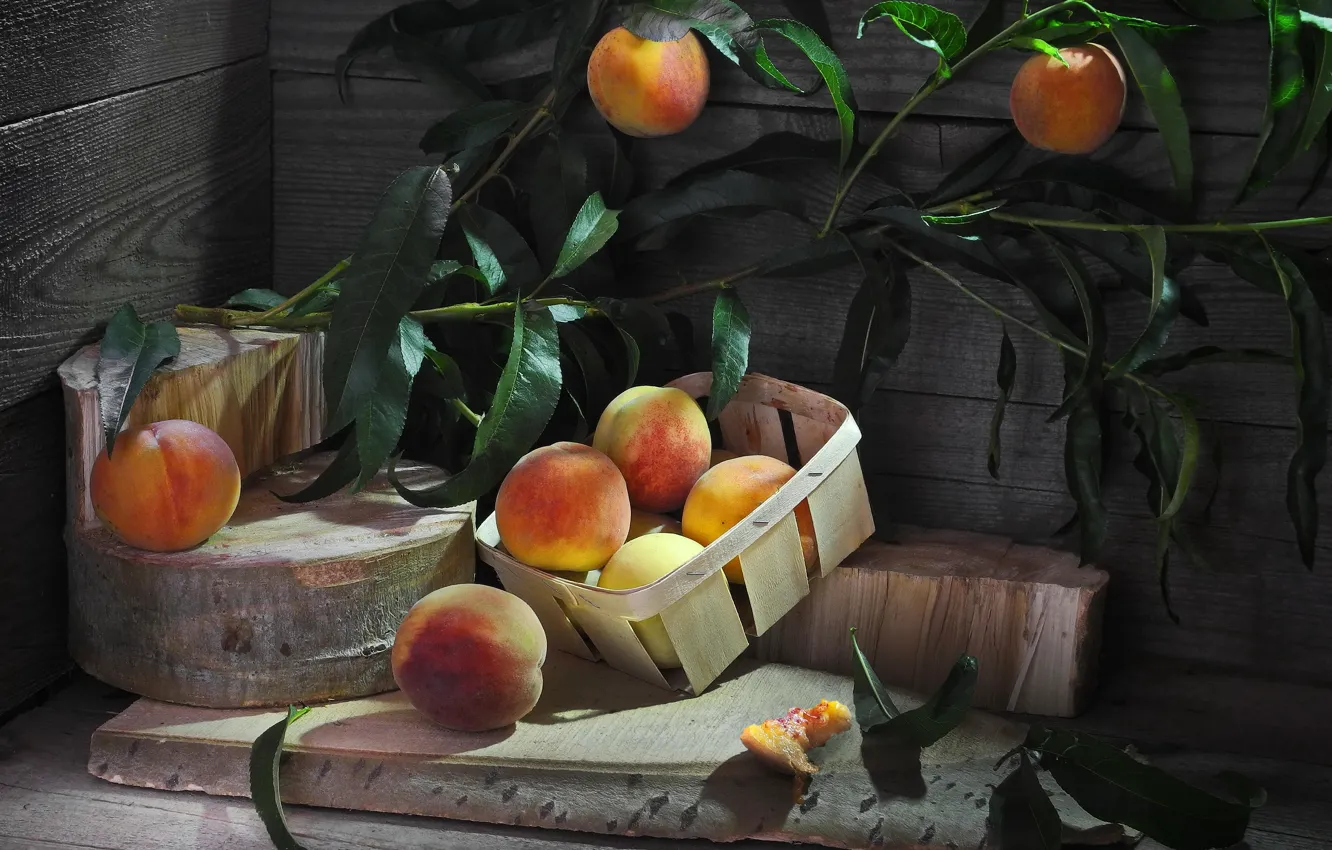 Фото обои листья, доски, ветка, фрукты, корзинка, персики, Сергей Фунтовой