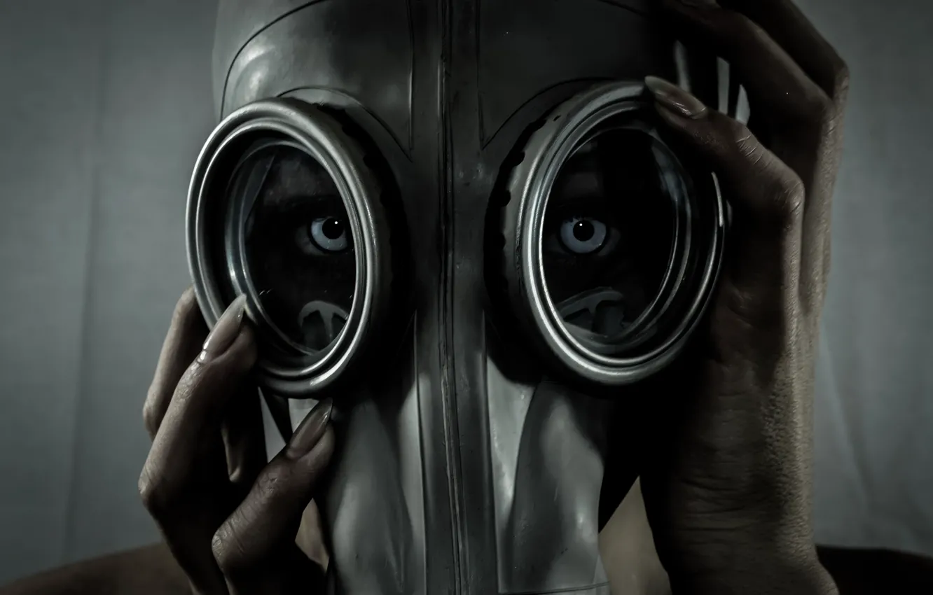 Фото обои eyes, creature, gas mask, female fingers