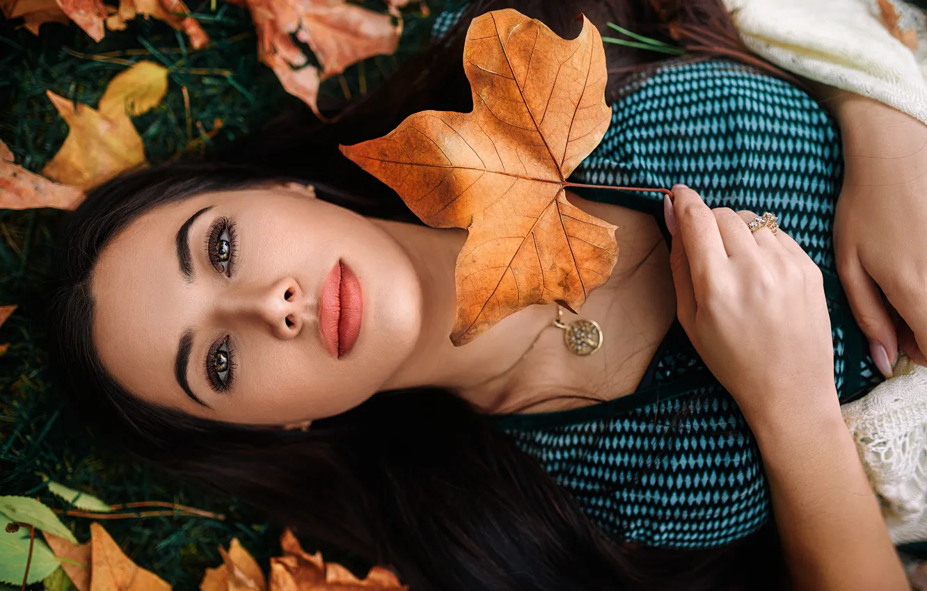 Фото обои взгляд, листья, лицо, настроение, кленовый лист, Kaan Altindal, Aliona