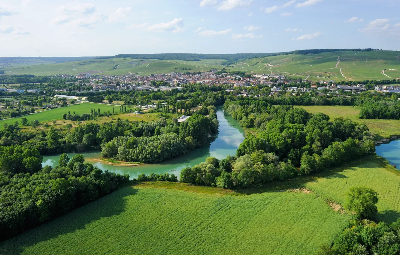 polia-reka-gorod-region-shampan-frantsii