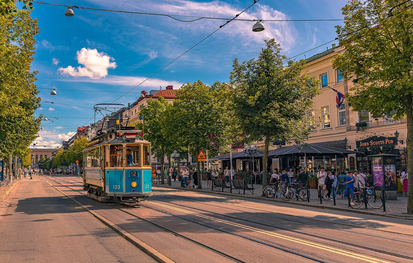 Фото обои дорога, небо, облака, деревья, улица, трамвай, Швеция