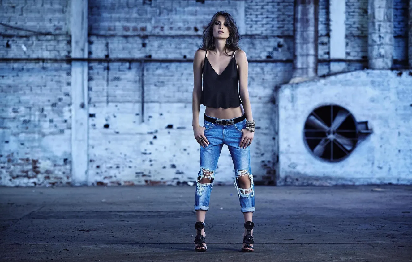 Фото обои woman, young, beautiful, model, jeans, brunette, long-haired, ripped